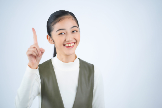 指を立てる女性