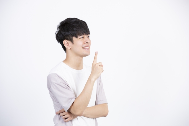 指を立てる男性３
