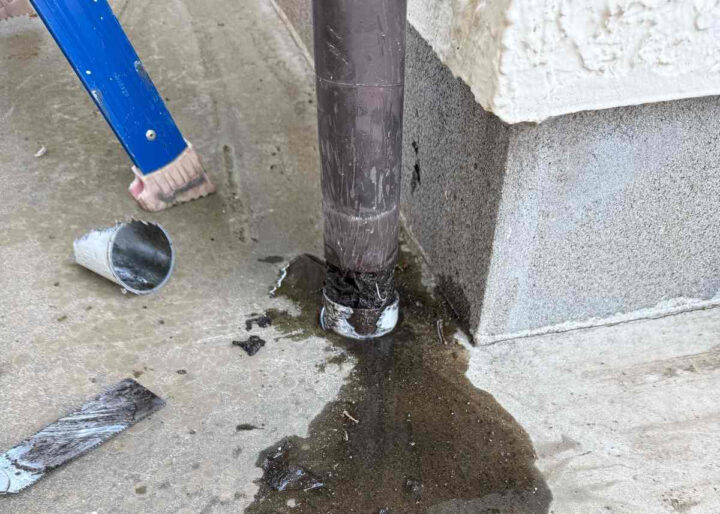 雨樋清掃、堆積物が詰まった雨樋
