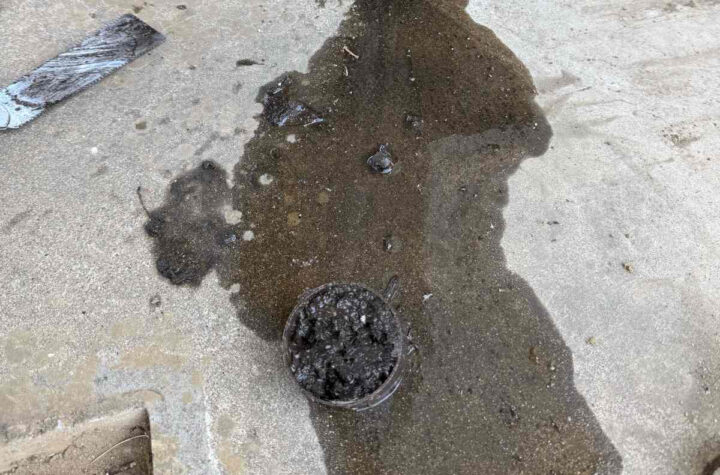 雨樋清掃、堆積物が詰まった雨樋