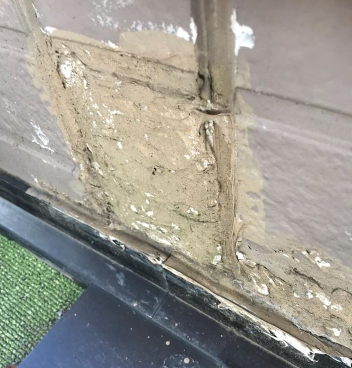 欠けた外壁をパテで直す