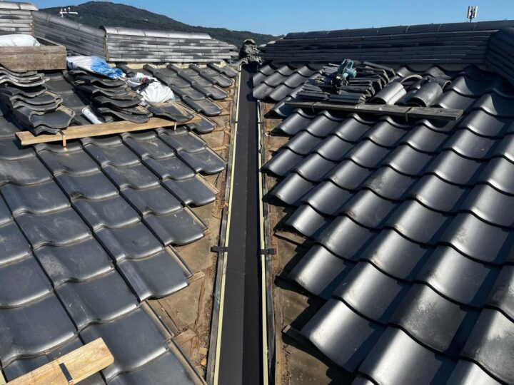 土浦市で瓦屋根の谷板金施工