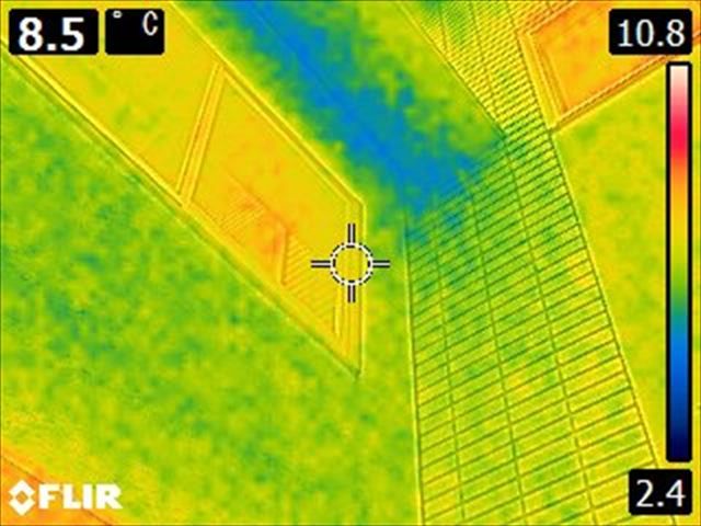 サーモグラフィー画像。軒天と外壁部分が青くなっている