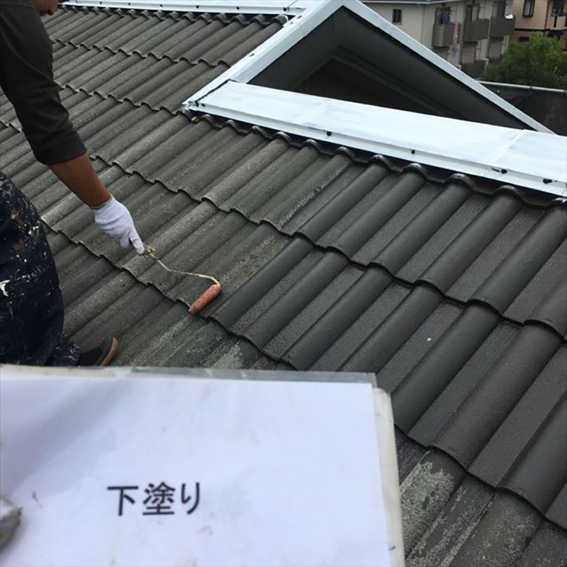 屋根の下塗りになります。  今回屋根が積水モニエル瓦でしたので下塗りには、モニエル瓦専用の下塗りを使用し施工いたしました。