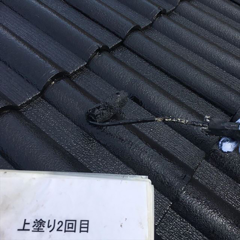屋根の塗装二回目になります。  屋根は常に紫外線を浴びている場所になりますので、塗装には遮熱系の塗料を使用し施工いたしました。