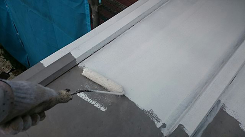 下屋根の下塗りになります。  今回下屋根は瓦棒屋根でしたので、下塗りにエポキシ系のサビ止めを使用し塗装しました。