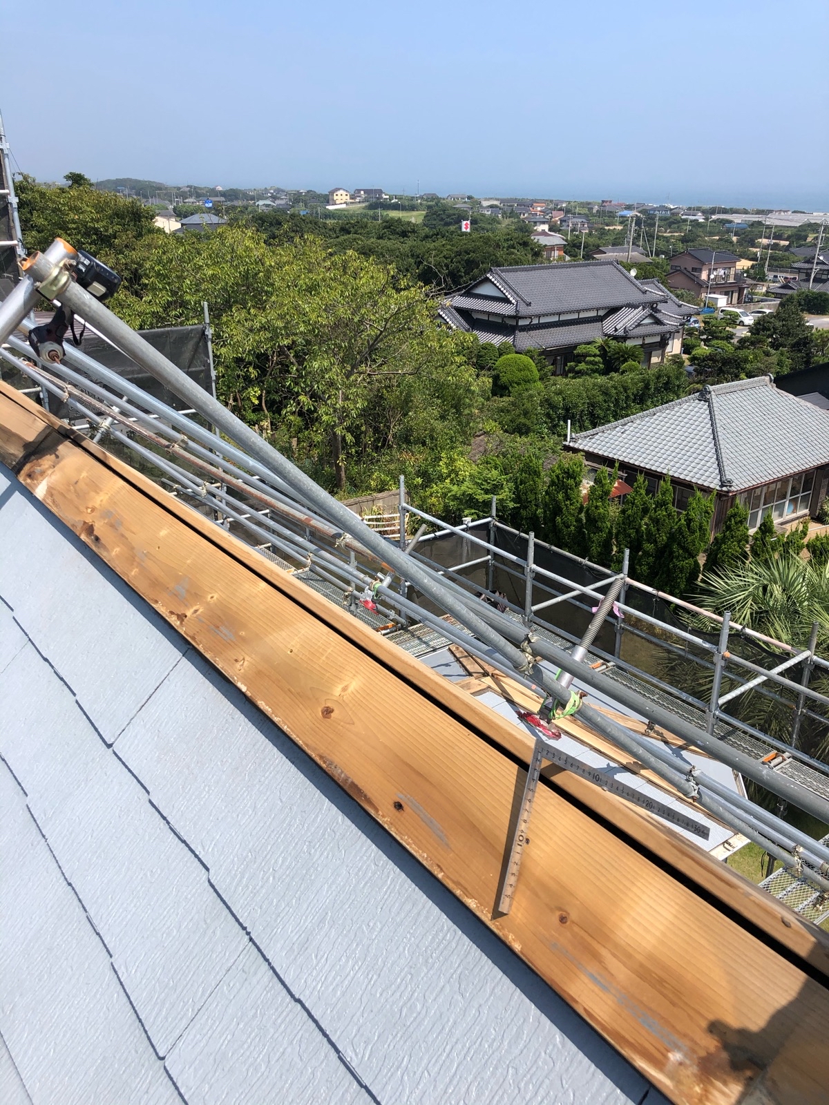 屋根の最上部、棟板金の取り換えを行います。