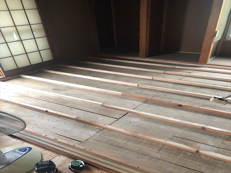 石岡市の一軒家リフォーム現場、床の貼替えをおこないます。  元々畳だった部屋をフローリングに変更するため、根太で高さを調整します。