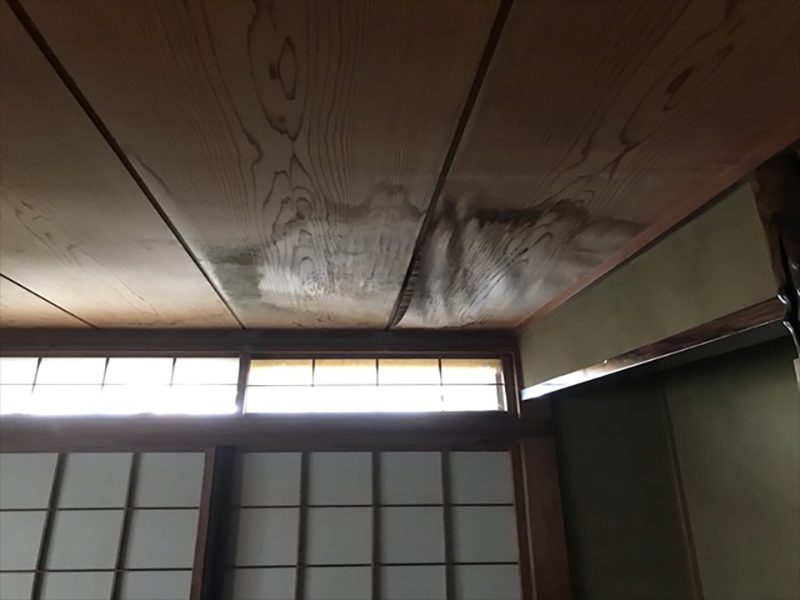 こちらは先程よりさらに激しい雨漏り被害で天井が傷んでしまっています。