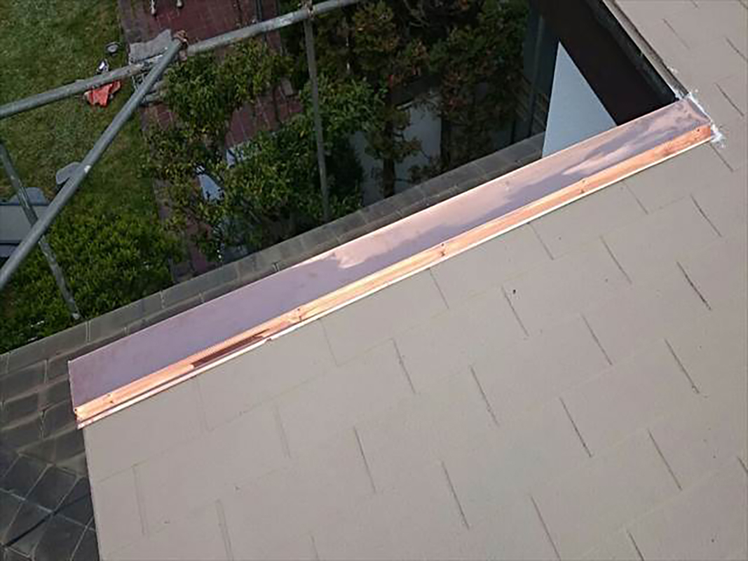 板金を施工した後、屋根材との隙間を埋めるためシーリングを充填していきます。