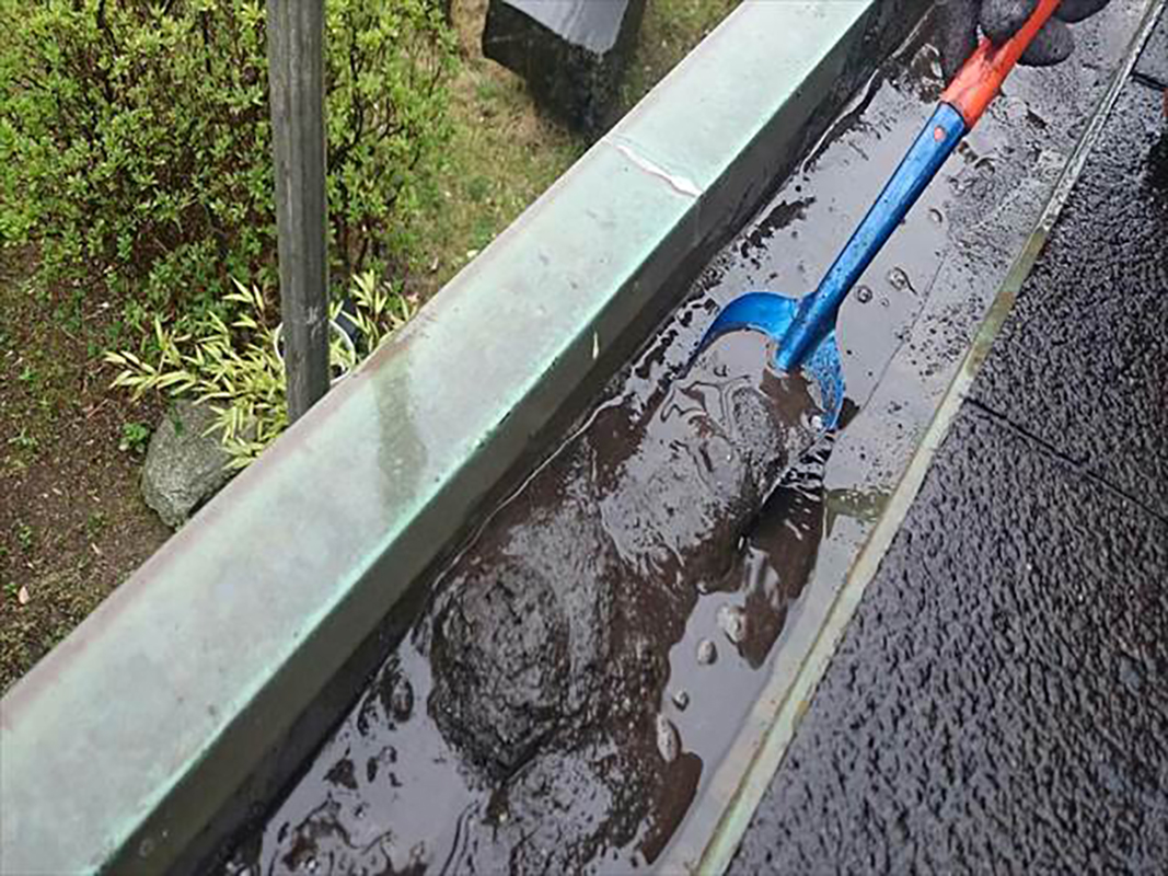 高圧洗浄前に、雨樋に溜まったゴミを除去していきます。