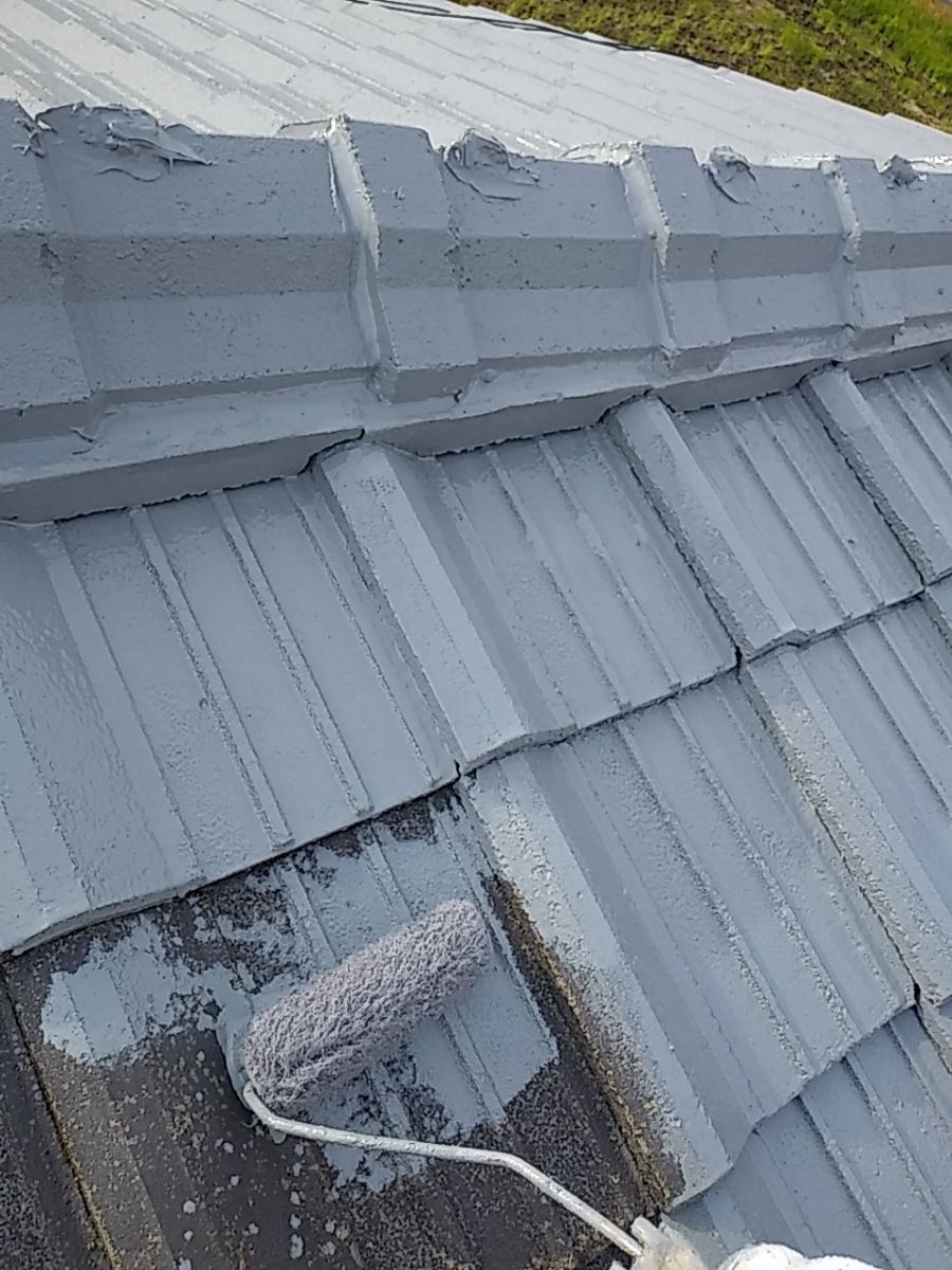 屋根の下塗りの様子です。  ローラーを使用して丁寧に塗っていきます。塗りにくい細かな箇所は、ハケなどを使用して塗り残しの無いように施工していきます。