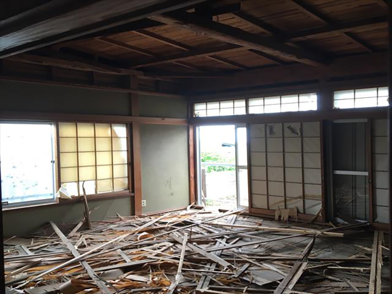 解体直後の写真です。  下に山盛りになっている木材が、解体した天井板です。