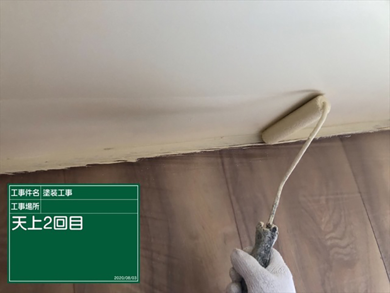 上塗り塗装です。  天井は2回で仕上げとなります。