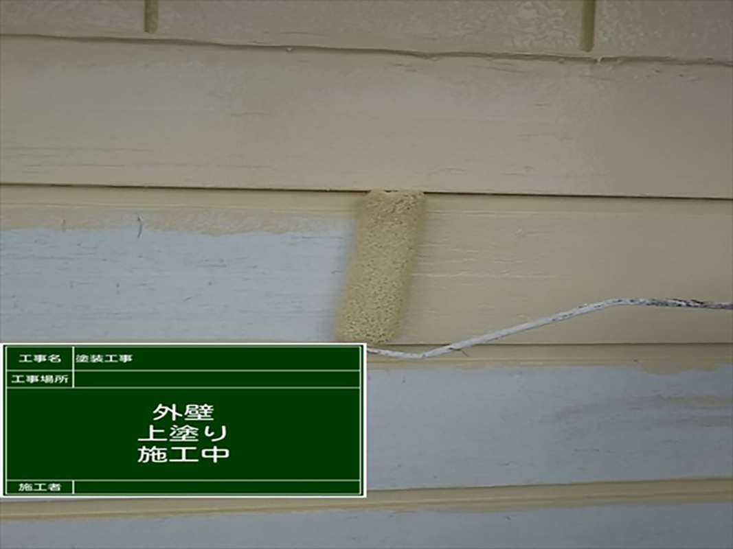 外壁上塗り1回目をおこなっていきます。  目地などは刷毛でダメ込みをおこなっています。