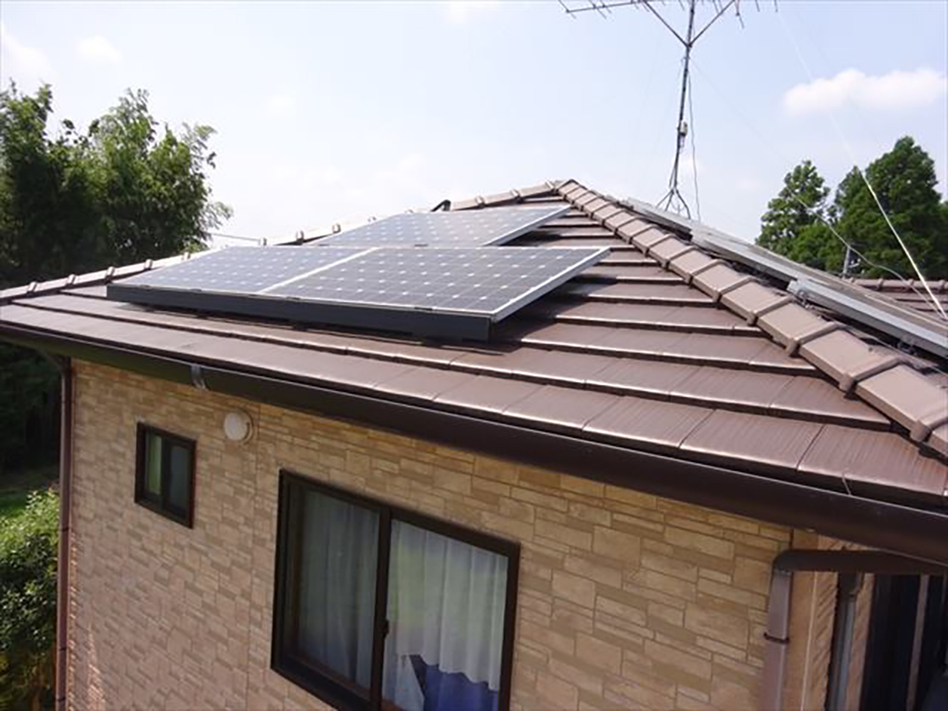 屋根には太陽光パネルが設置してあります。屋根材は平板瓦ですので、塗装は必要ありません。