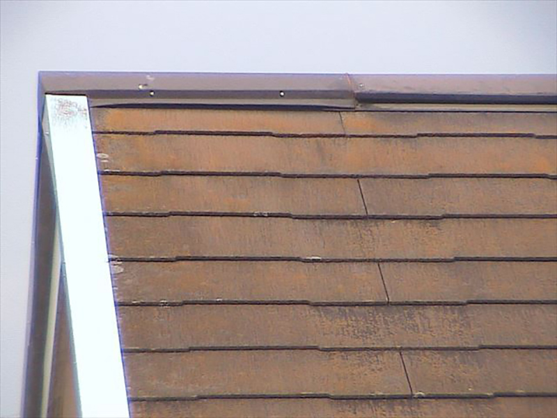 屋根の最上部にある棟板金が、浮いてしまっています。