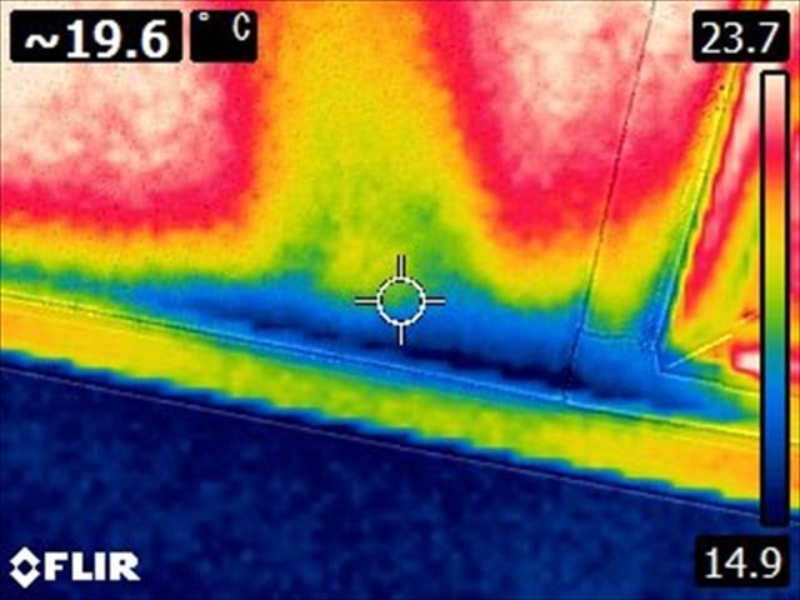 こちらが赤外線サーモグラフィーを使用して同じ外壁を撮影したものです。温度が高いところは赤く、温度が低い部分は青く表示されます。濃い青で表示されている部分とクラックの位置が一致します。クラックから雨水が浸入していることが分かります。