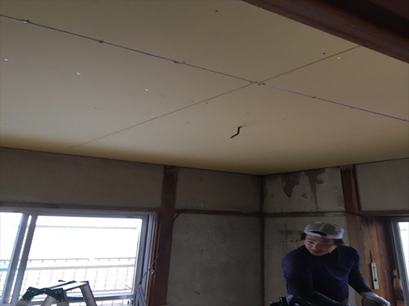 軽量鉄骨で天井下地作った部屋に石膏ボードを貼りました。