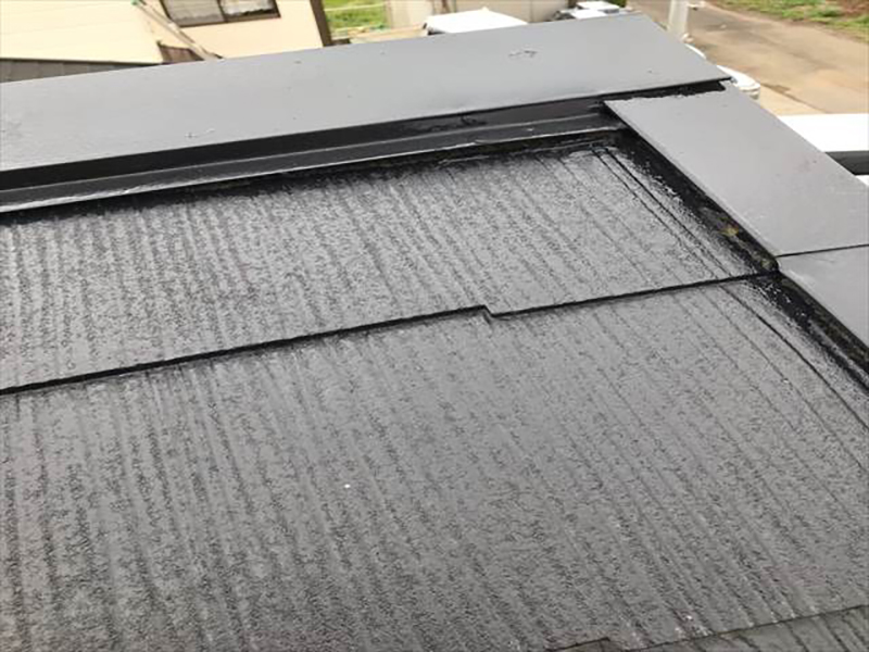 つくば市平屋の雨漏り現場、再び屋根の確認に戻ります。  こちらの板金はコーナー部分が浮いていました。