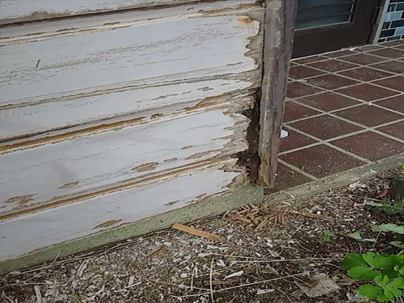 建物の下部や隅の木部は特に腐食が激しいので補修も念入りにおこないます。