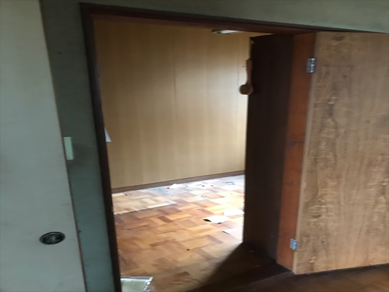 玄関ホールから室内に入る入口の写真です。  ドアの黒ずみが目立ちます。