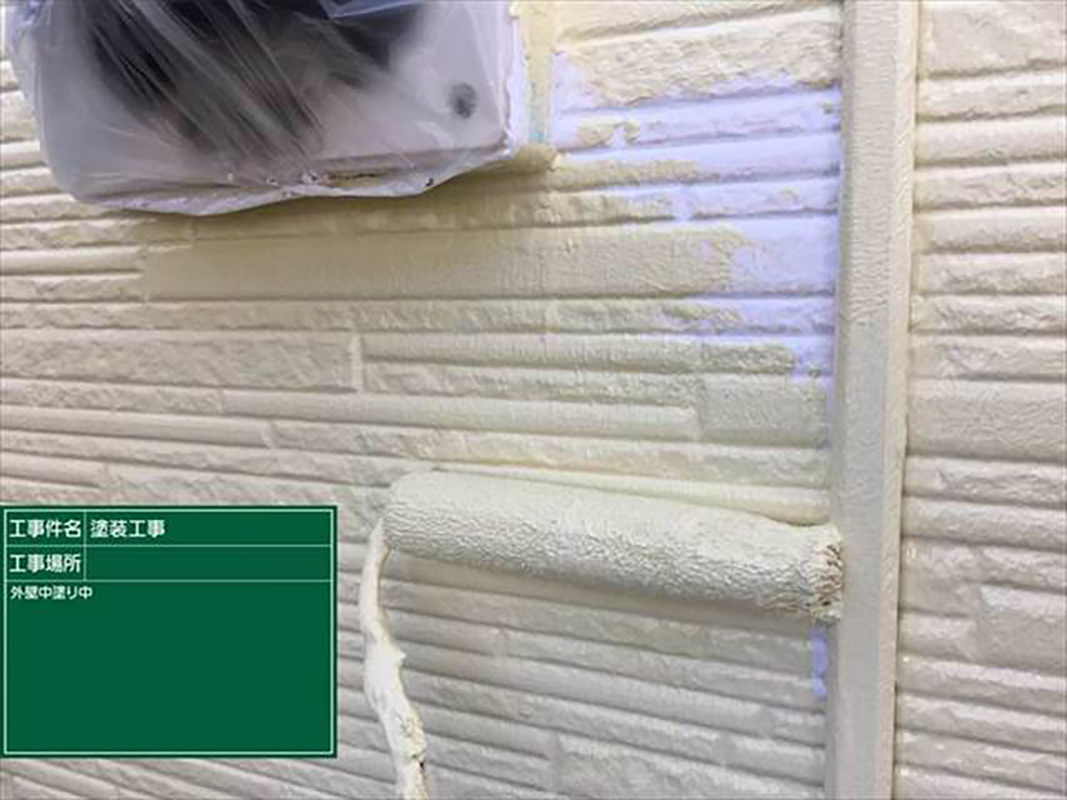 外壁の遮熱塗装・中塗りの様子です。  上塗り塗料には「超低汚染リファイン1000Si-IR」を使用しています。外壁のカラーは元のイメージと同じような「9009レモン」を使用しました。