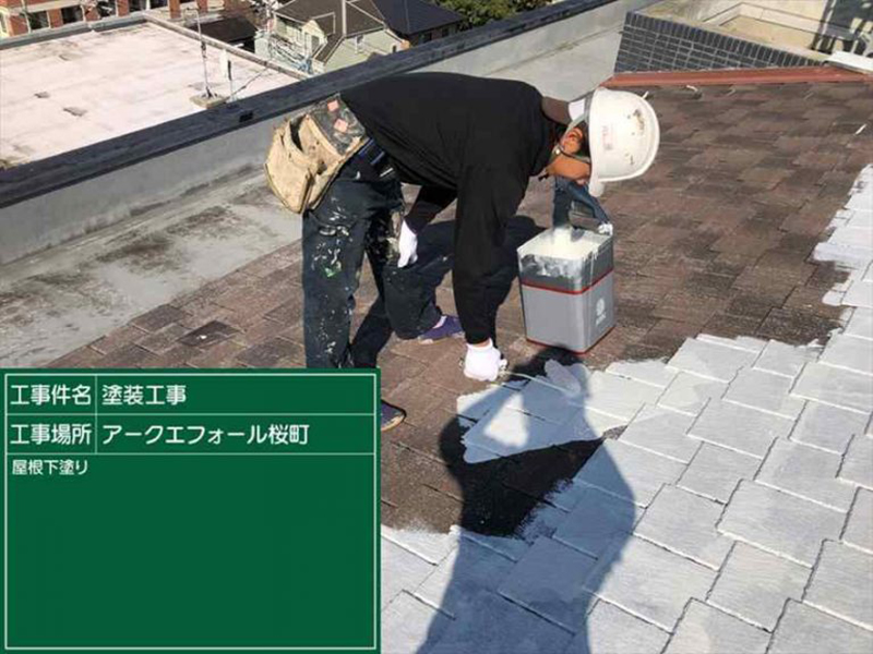 土浦市のマンション塗装現場、屋根塗装前に欠け・割れの部分は補修が完了しています。下塗りはエポプレミアムシーラープライマーJYです。