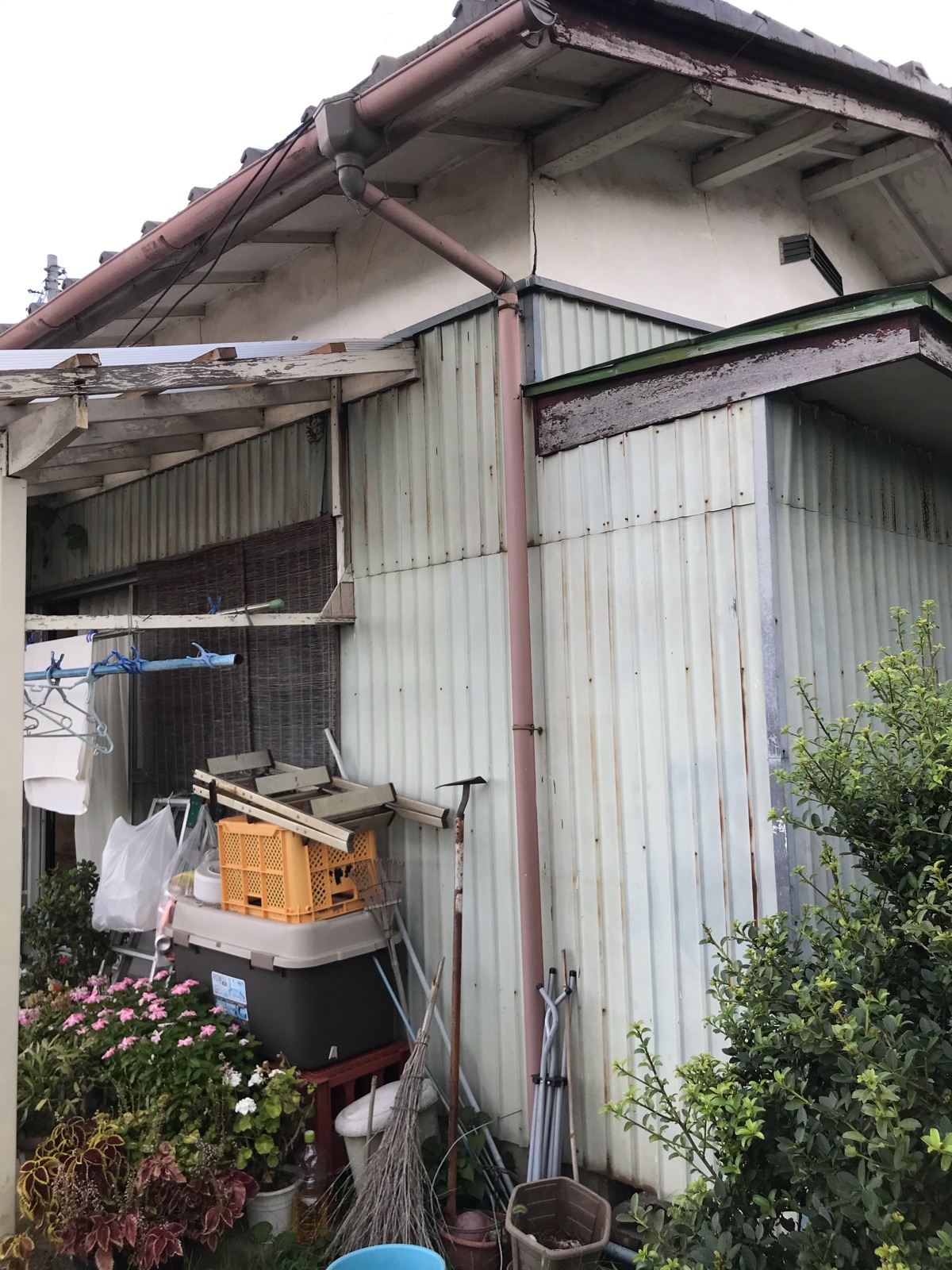 全体的に経年劣化が見られますが、雨漏りが確認されましたので屋根の塗装をお勧めいたしました。