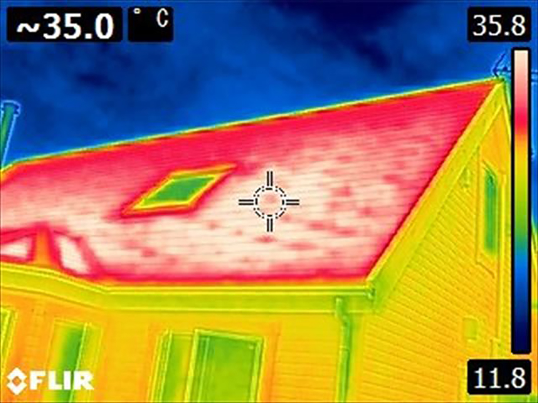 サーモグラフィーで、雨漏りしている箇所や不具合が無いか確認します。