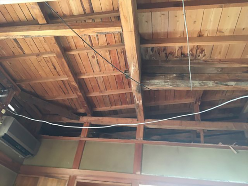 天井も解体が終わり野路板、梁が露出しています。