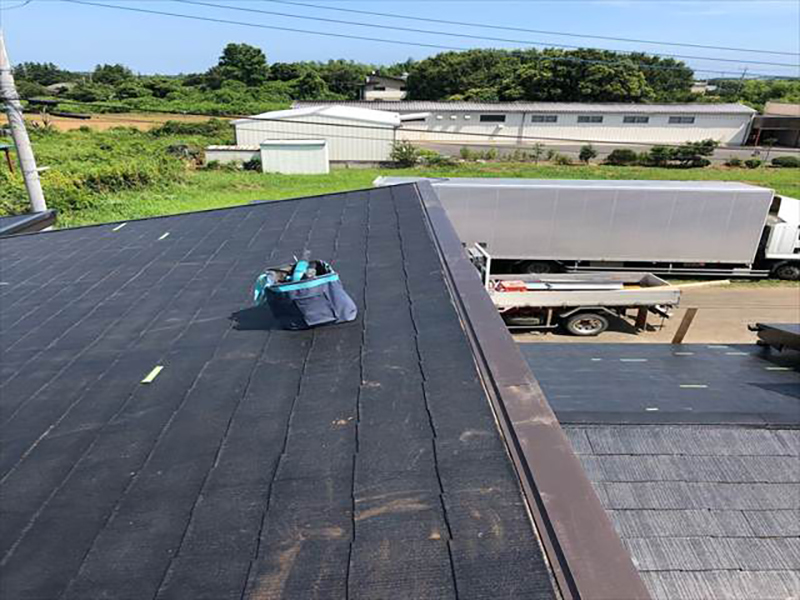 木部を新しいものに取り替えて、新しい板金を取り付けたら完了です。  これで雨が降っても屋根内部に侵入することはありません。