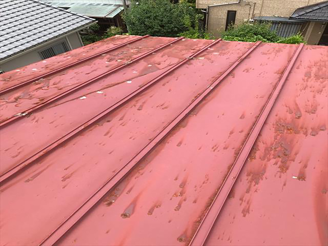 石岡市の物件、板金屋根の施工前写真です。  塗膜の傷みや錆びが目立ちます。  色が濃い部分が錆ている部分です。