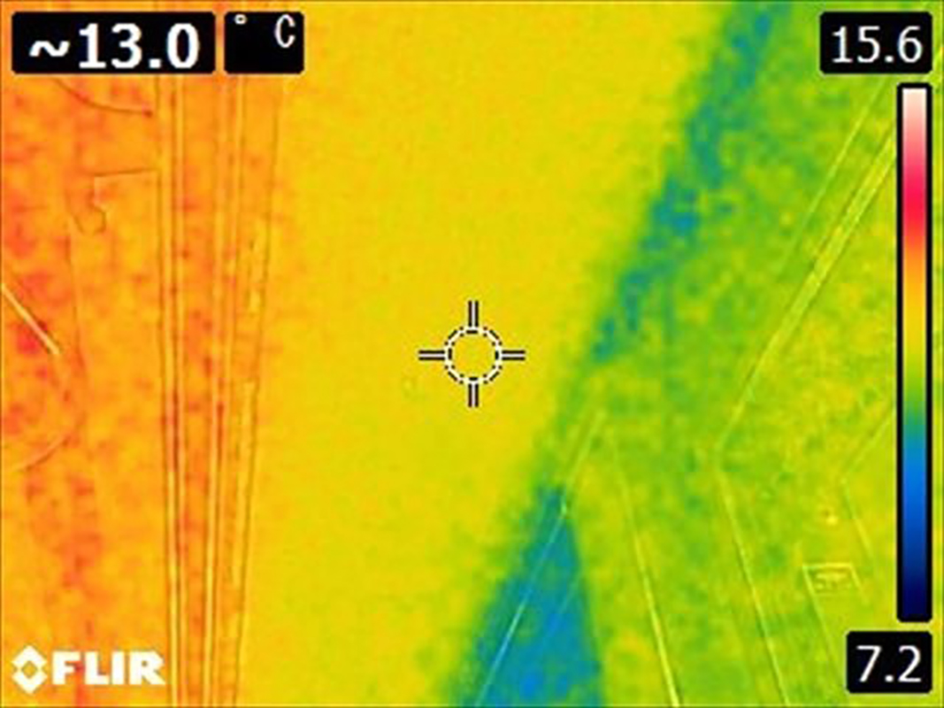 窓の部分だけ青くほかは中間値の黄色