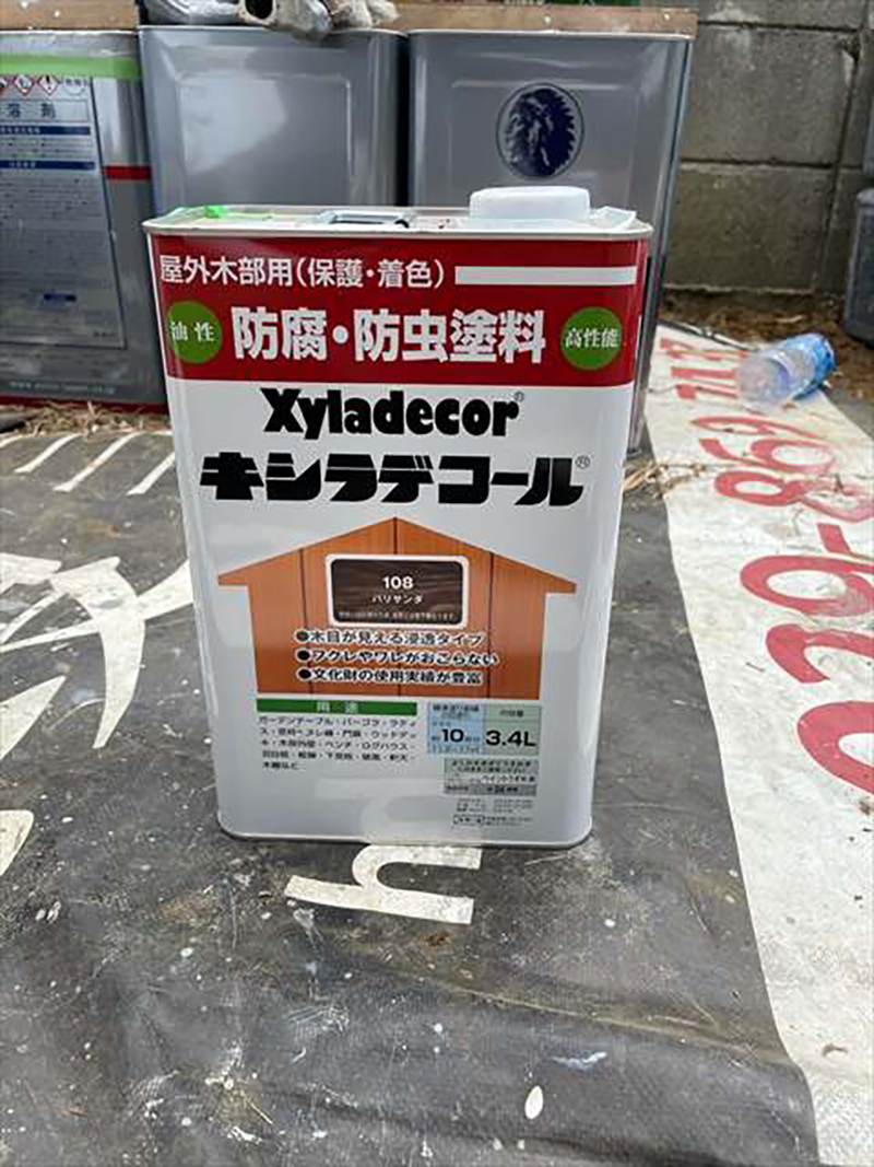 今回、木製の破風板なので専用塗料を使用します。このキシラデコールは木製専用の塗料で防腐・防カビ・防虫効果があり、候性も高いので、これ１本を塗布するだけで木材を守ることができます。 内部まで浸透する塗料なので、木材の内側から優れた効果を発揮することができます。耐候性とは、風雨や紫外線からの劣化に強いということです。