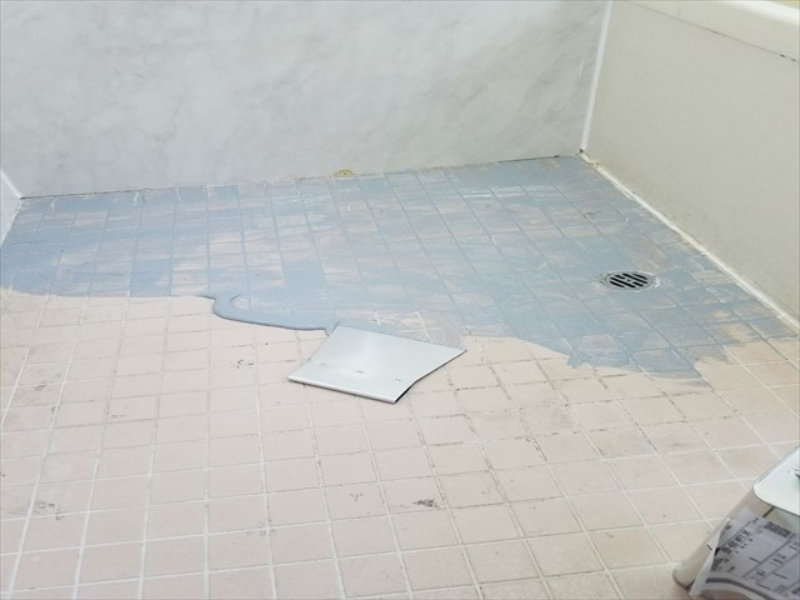 浴室側面がタイルから大理石調の壁紙に変更、床は刷毛と灰色のノリ