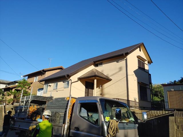 鉄部はサビ止めを塗布し、雨樋はフッ素UVコートで仕上げました！