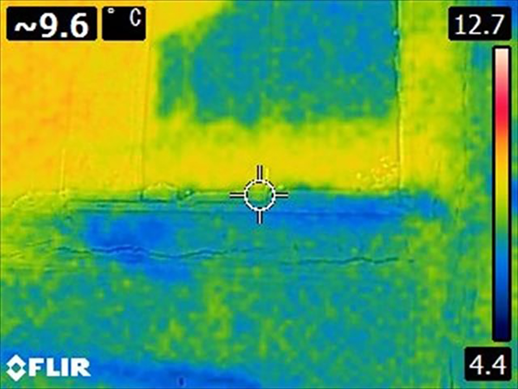 同じ部分を赤外線サーモグラフィーで可視化した写真です。シーリンにひび割れができていた所の温度が低いことが分かります。雨水が浸入している可能性があります。