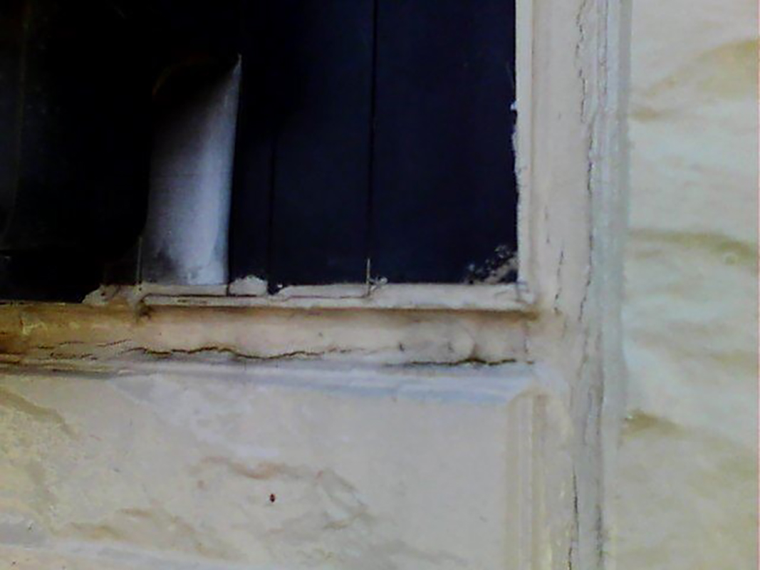 窓の下枠部分のシーリングです。劣化してひび割れができています。