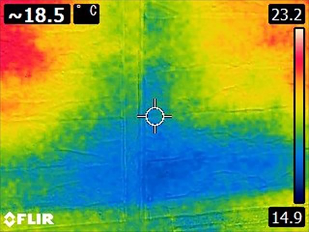 同じく赤外線サーモグラフィーの写真です。シーリング付近の温度が低く、こちらもシーリングから水が染み込んでいる可能性があります。