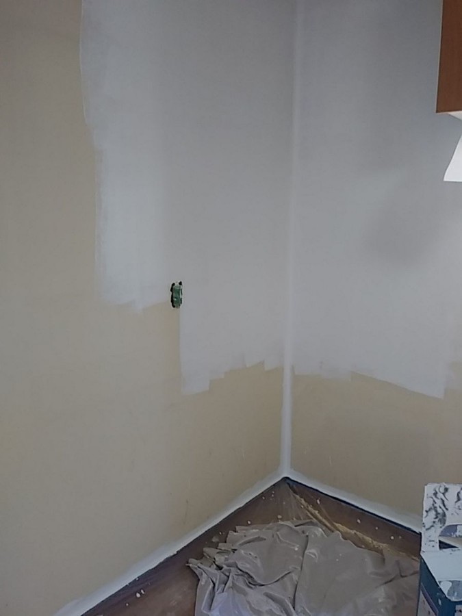 端が白く塗られている室内壁