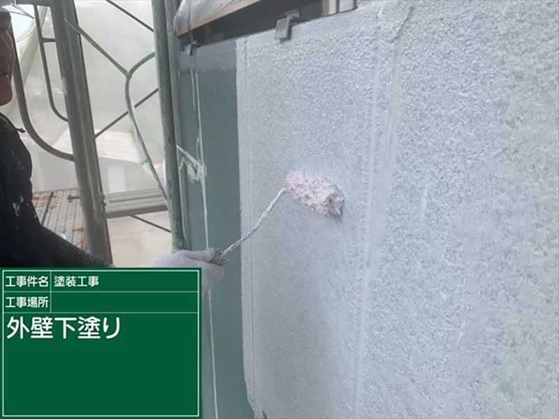 ALC外壁の防水塗装、塗装工程は基本下塗り（下塗り材）～中塗り（上塗り塗料）～上塗り（上塗り塗料）の3工程です。  今回雨漏り被害が酷かった面の外壁には、リボール式防水塗装を追加しておこないました。