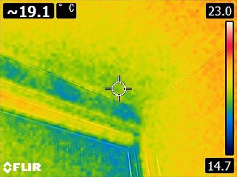 赤外線サーモグラフィでみると、こうなっています。  青い部分が水分を含んでいるところです。  通常は他の黄色い外壁部分と変わらない色になります。