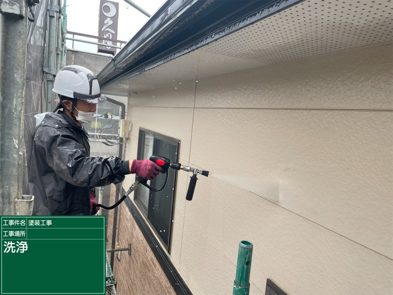 土浦市、湿気でボロボロになっていた軒天を張り替え補修を行います！