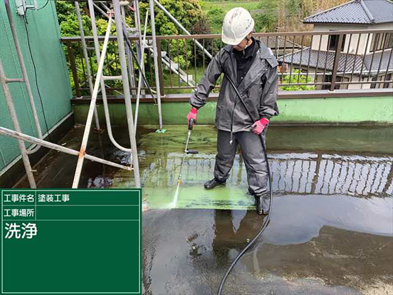 つくば市の雨漏り修理・外壁塗装現場での高圧洗浄作業です。  掃除の基本、上から作業を開始します。