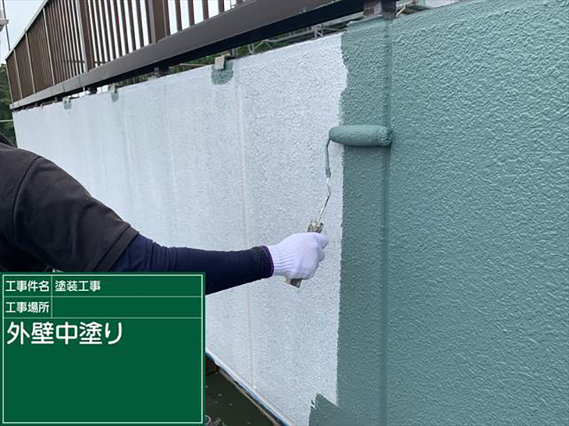 ALC外壁塗装、下塗りのあとに防水塗装を挟んだら、中塗りをおこないます。  ALC外壁塗装に使用した塗料は「超低汚染リファイン1000MF-IR」です。