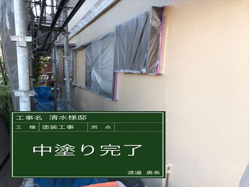 防水材を塗った雨漏り面も、雨漏りしていない面も、全て中塗り・上塗りをおこないます。