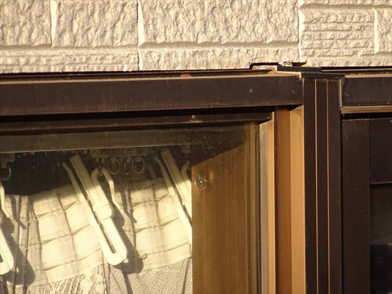窓の一部アップ、サッシと外壁の間に隙間がある