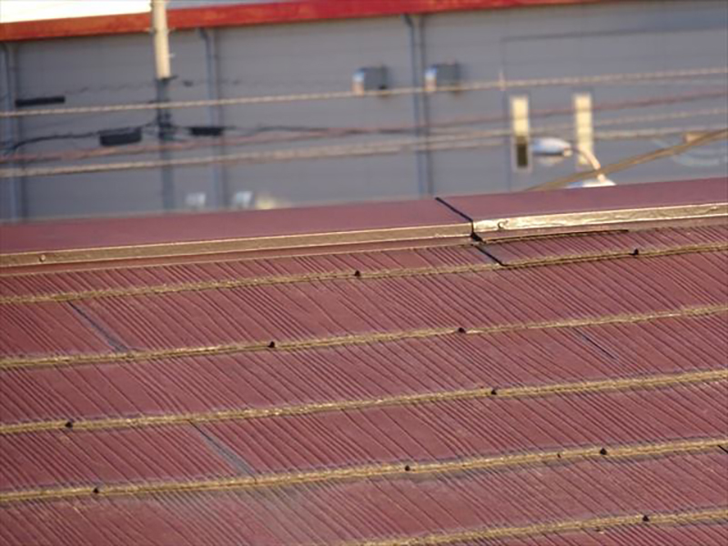 屋根のアップ、右側の棟板金が浮いている