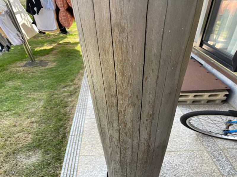 木製の柱です。風雨と紫外線によって、シミができてしまっています。